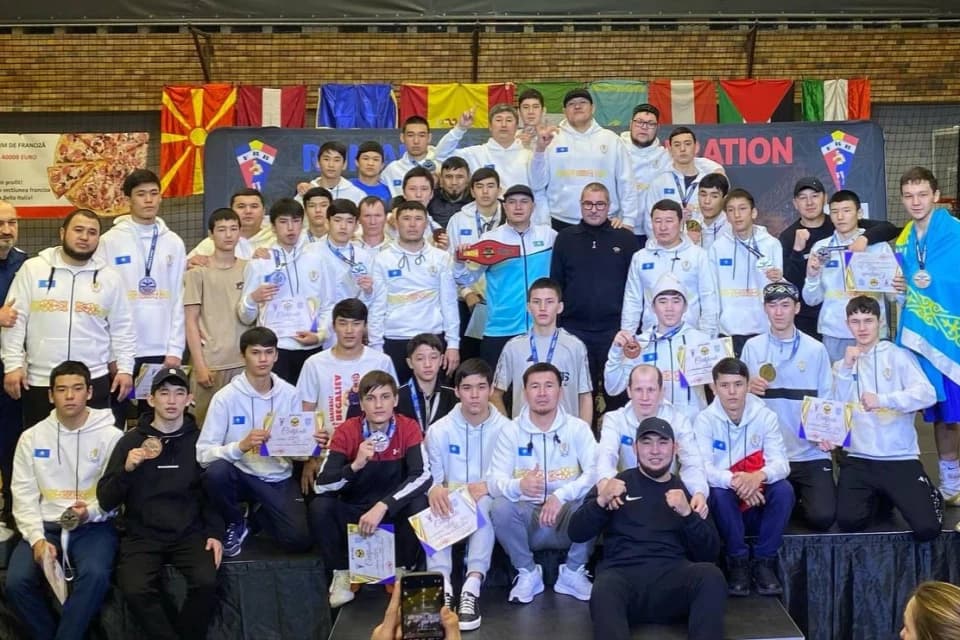 Жасөспірім боксшылар Румынияда топ жарды
