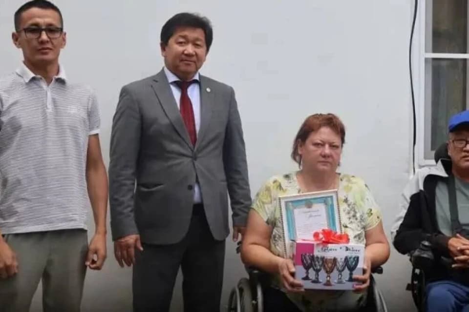 Әкімдік әлем чемпионына бокал сыйлады