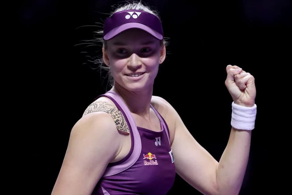 Рыбакина вышла в полуфинал АО