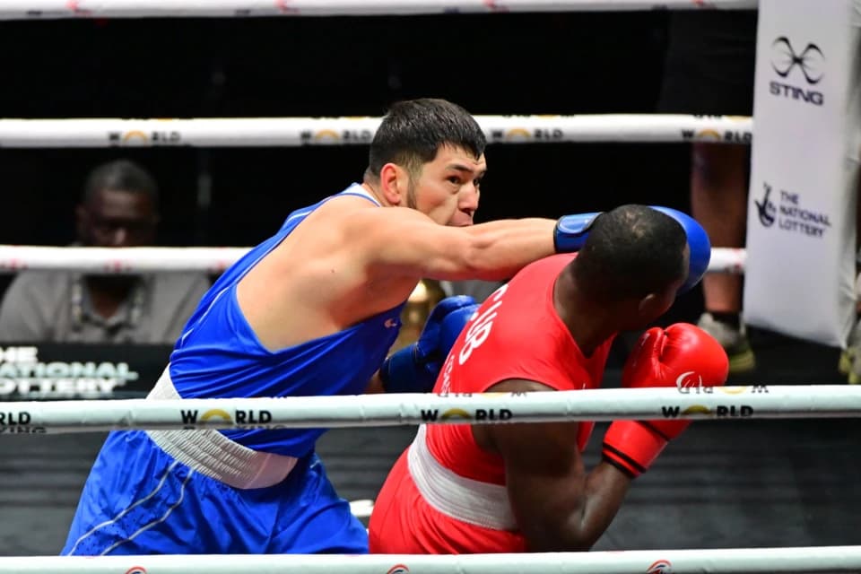 Айбек Оралбай выиграл у пятикратного чемпиона мира и вышел в финал ЧМ по боксу