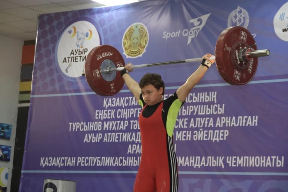 Он үш жасар зілтемірші ересектер арасында Қазақстан чемпионы атанды