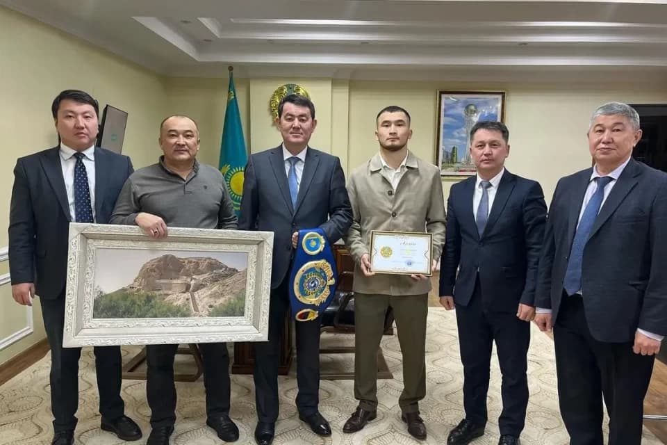 Колумбияда жеңіске жеткен жаңаөзендік боксшыға жерлестері құрмет көрсетті