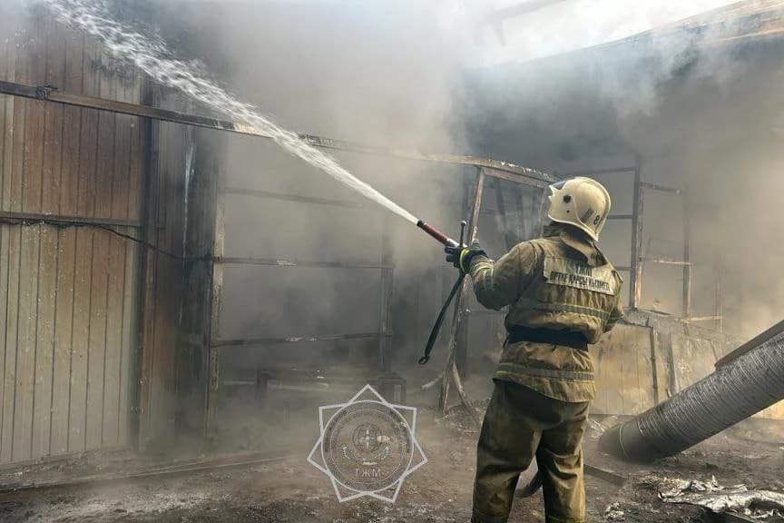 В Алматинской области загорелся теннисный клуб