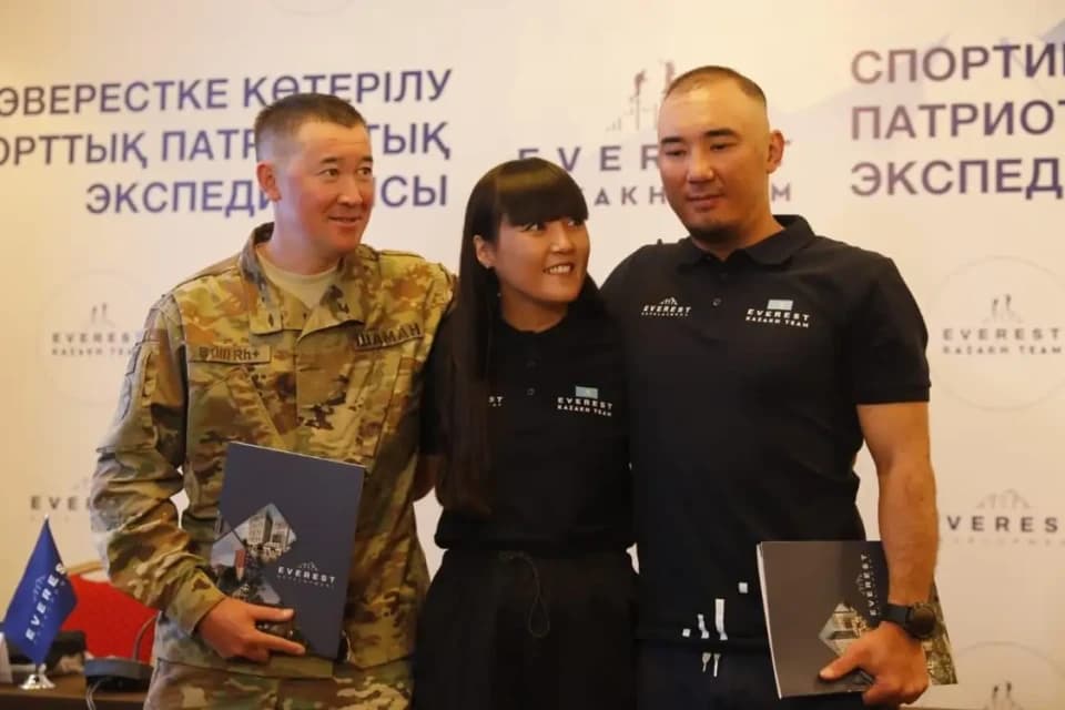Эвересті бағындырған қазақстандық альпинистерге пәтер берілді