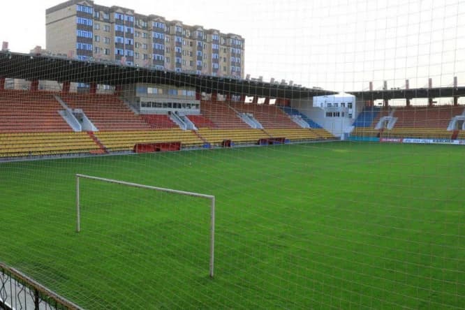 Главный агроном «Кайрата» проверил качество газона в Актобе