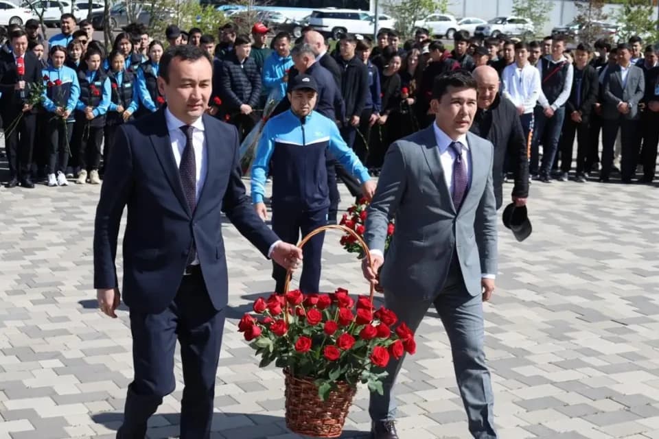 Жақсылық Үшкемпіровтың туған күніне орай ескерткішіне гүл шоқтары қойылды