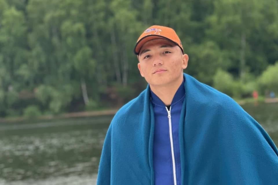 Аман Қонысбаев Қазақстанға көшіп келді