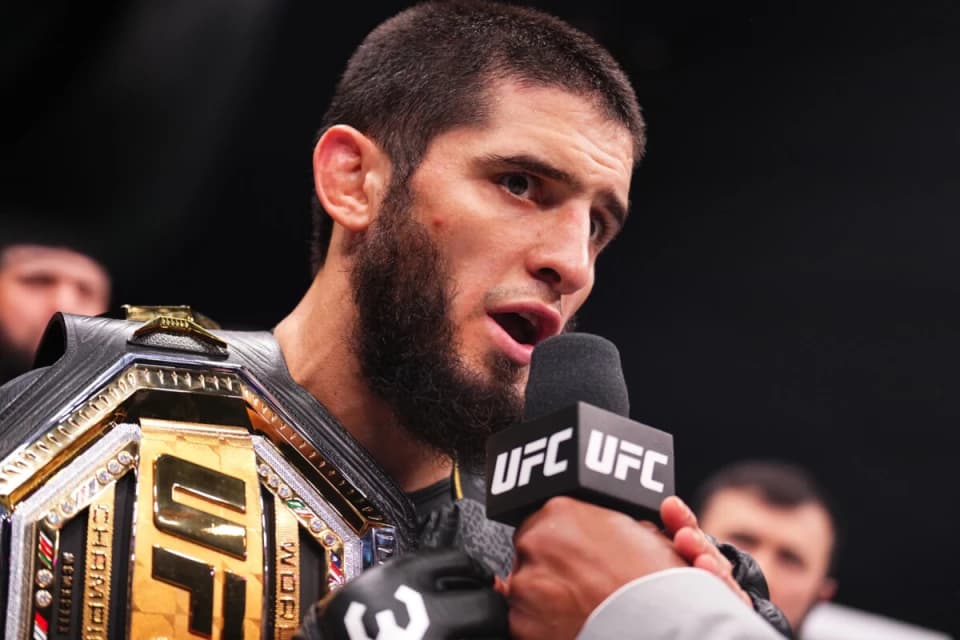 Махачев первым среди бойцов UFC выйдет в октагон в золотых перчатках