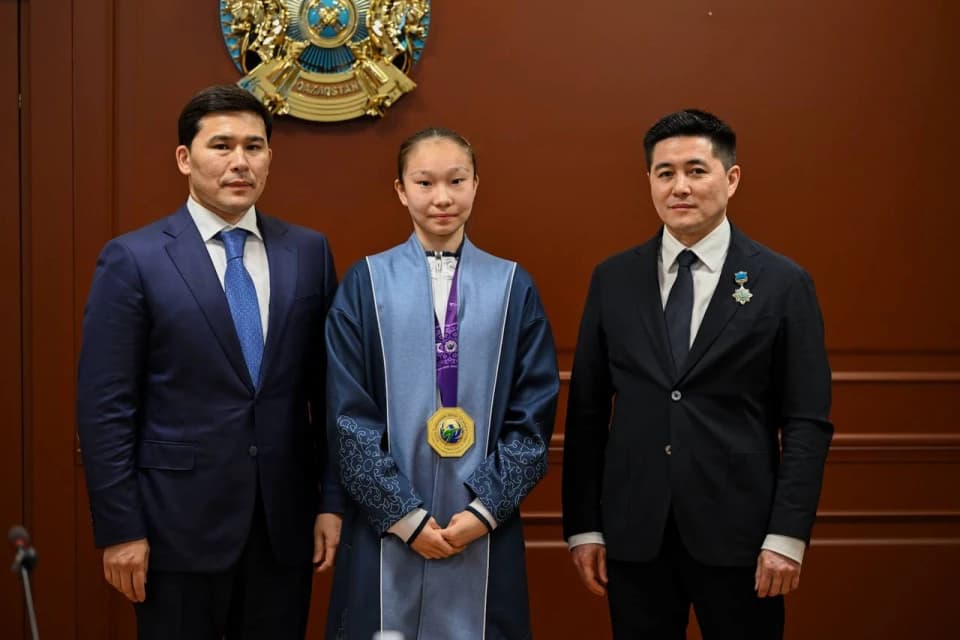Ербол Мырзабосынов наградил чемпионку мира по таеквондо Айым Серикбаеву