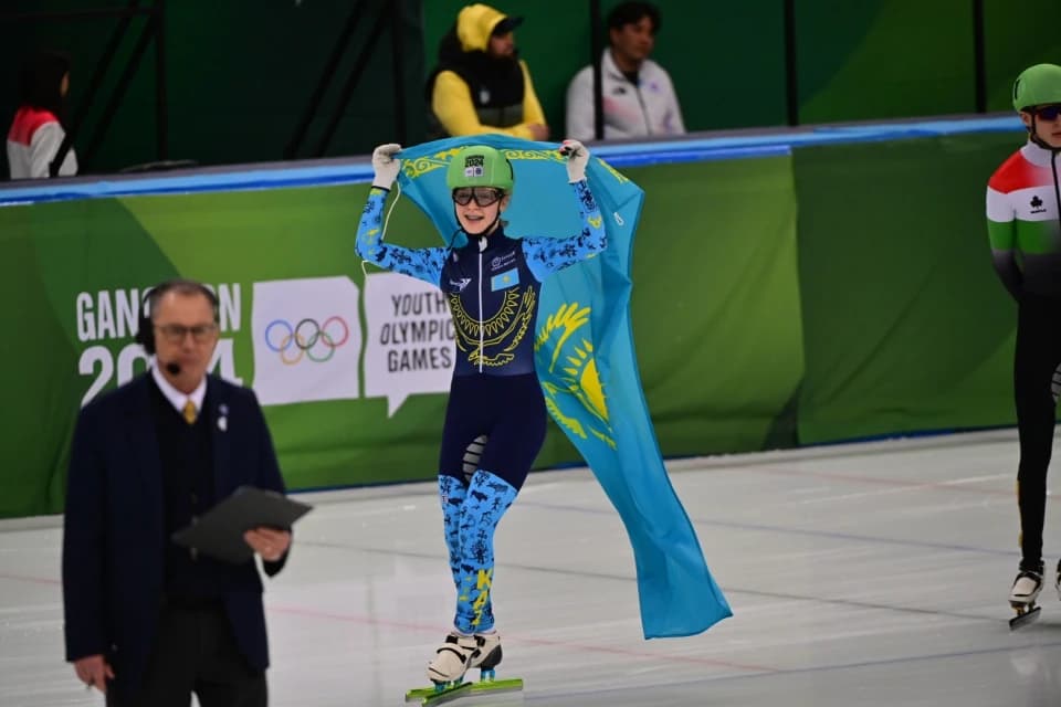 Казахстан завоевал "золото" на юниорском этапе Кубка мира по шорт-треку
