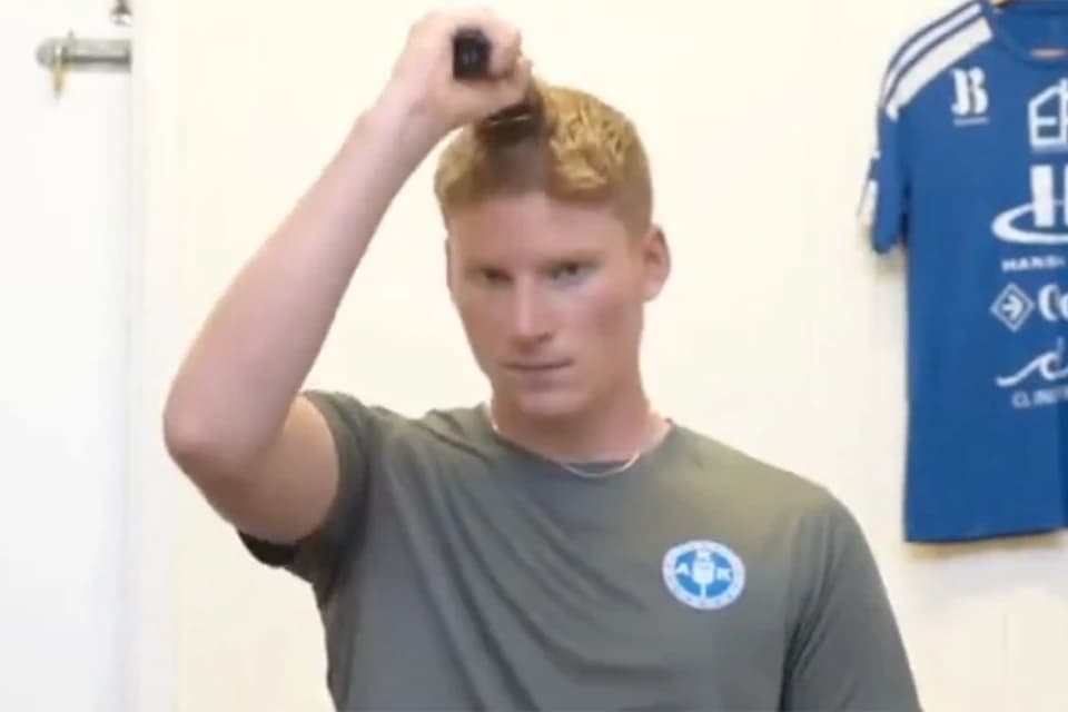 Футболисты клуба шведского клуба побрили головы в поддержку капитана, который борется с раком